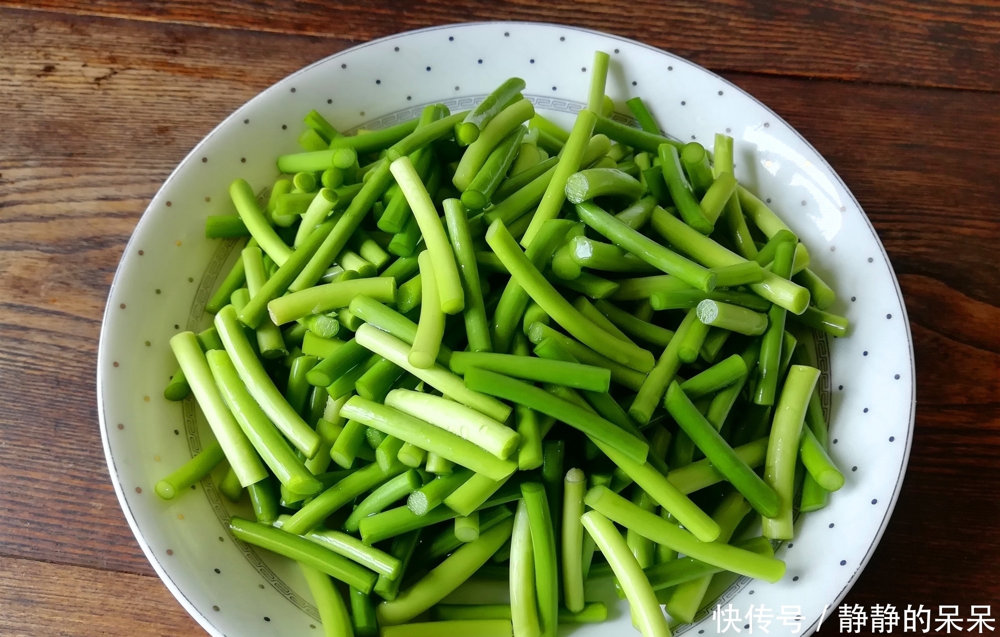 蒜薹炒肉丝的家常做法,教你小技巧,蒜苔入味,肉丝滑嫩不柴