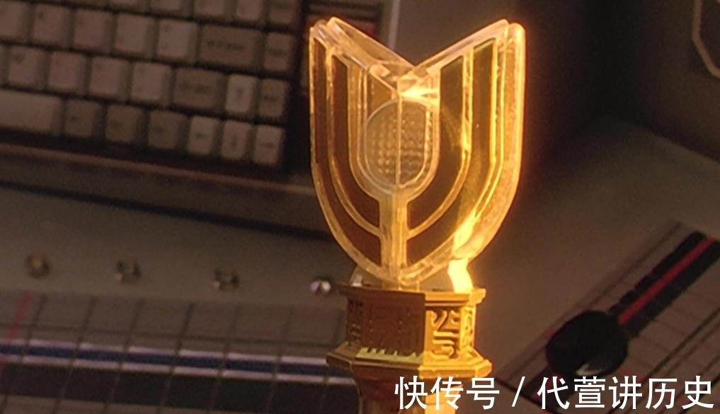 神光棒|特利迦奥特曼:新旧变身器对比,哪一个才是三千万年前的遗物?