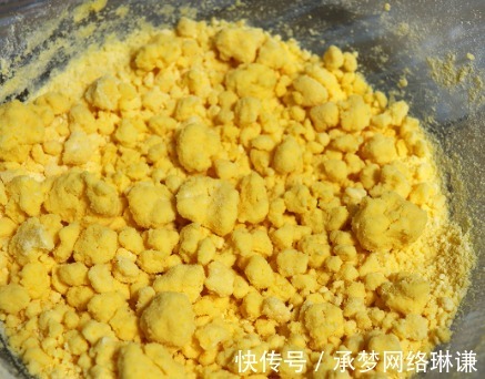 保鲜膜|不用一滴油的水烙玉米饼,做法简单,当做早餐吃很合适
