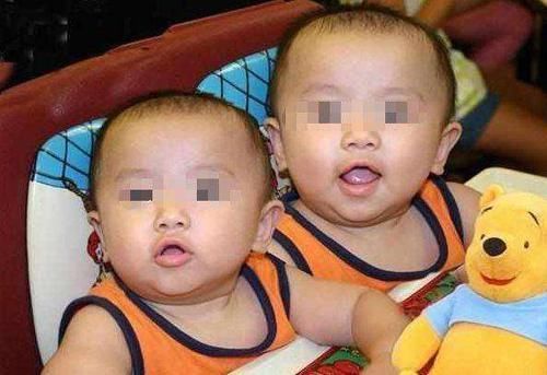 母亲|父亲在家独自带双胞胎儿子,母亲不放心,父亲发来一张照片她笑喷