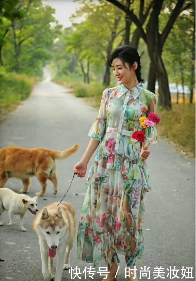浪漫|周涛这回造型美出圈了,一袭印花连衣裙气质浪漫,减龄10岁不止