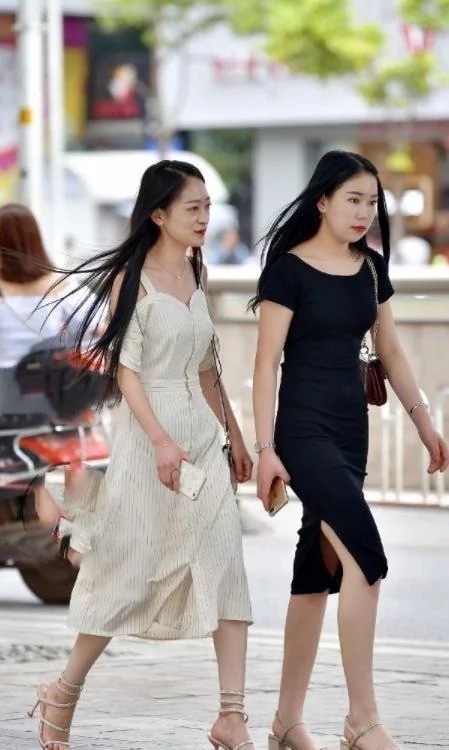 街拍:娇艳如花的美女,身穿粉色镂空裙,尽显低调冷艳的美