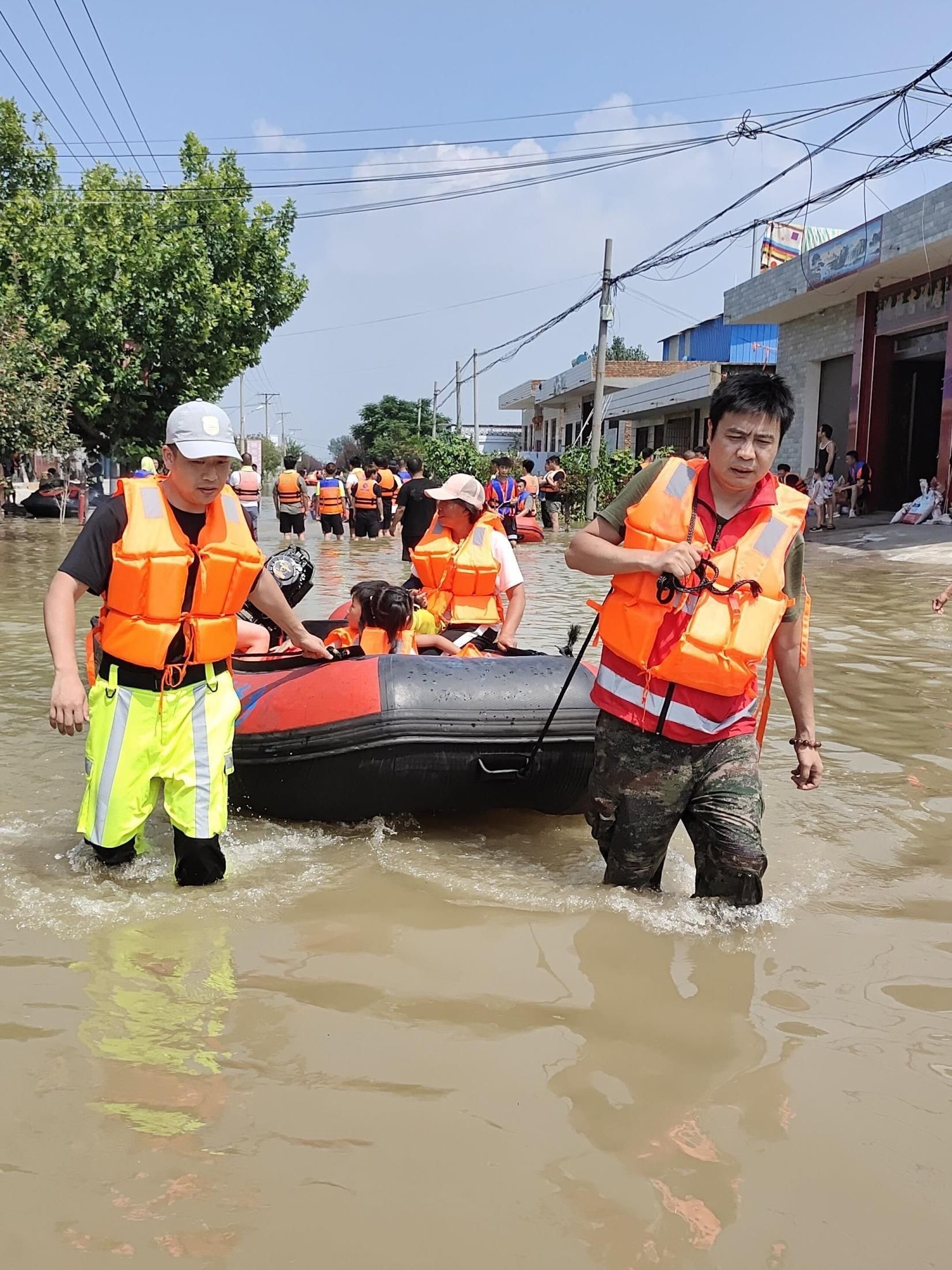 矿泉水|带去热干面和厨师，武汉又有一支救援队到达新乡