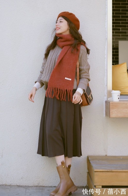 短靴|小个子新年怎么穿?建议尝试“半身长裙+短靴”,一秒显高10cm
