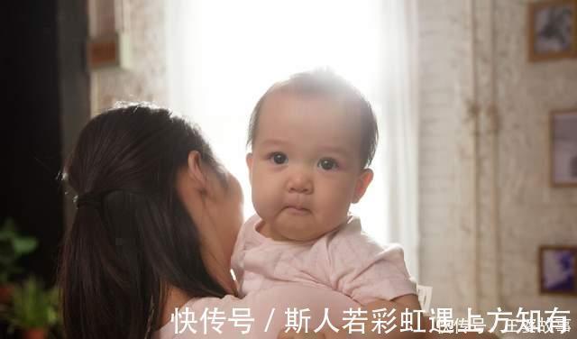大人|宝宝喜欢被抱着到处走,大人一坐下就哭闹,这是怎么回事别嫌烦