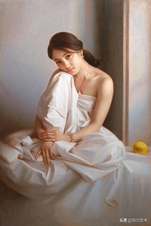 年轻画家人体油画中的美艳少妇,身披薄纱,难掩玲珑曲线