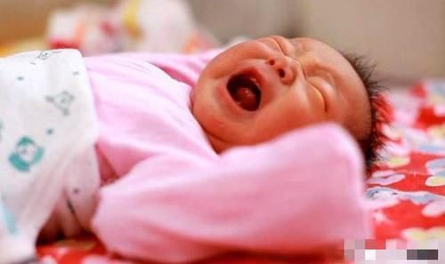 新生儿|新生儿出生7天哭闹不停,宝妈掀开衣服一看,是婆婆动了“手脚”