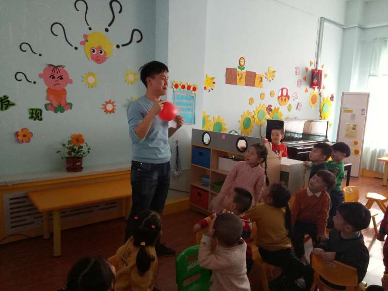 Qing听丨男幼师的尴尬：孩子喜欢他们幼儿园却招不来