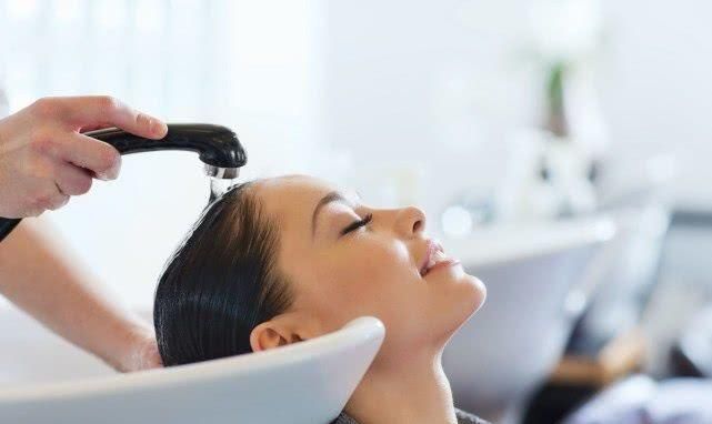 月经期间|多久洗一次头最好?洗头早上洗还是晚上洗好?女人经期能洗头吗?