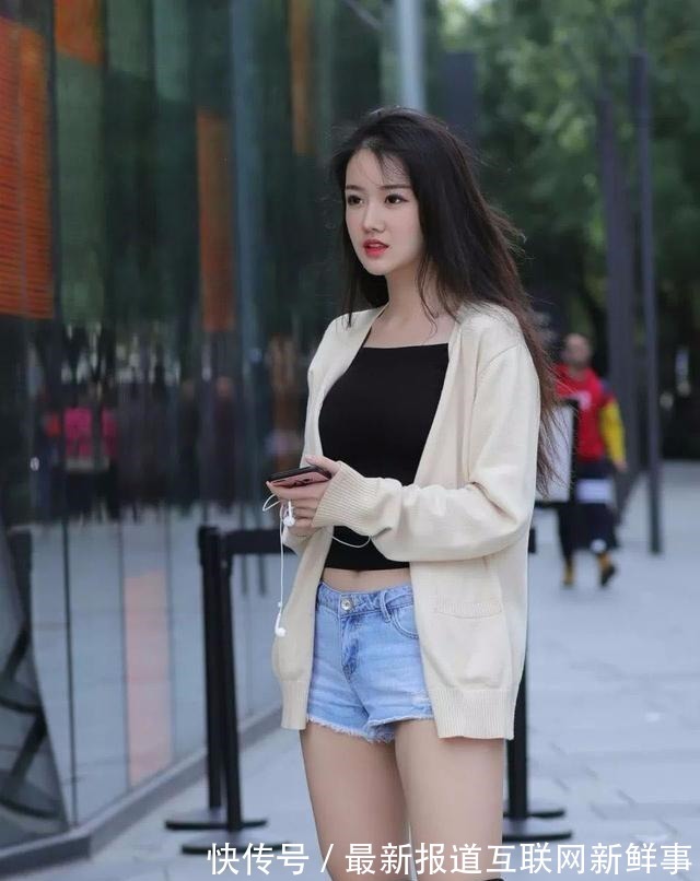 小姐姐 宽松的针织开衫+牛仔短裤搭配,大方随性的穿搭,更显知性魅力!