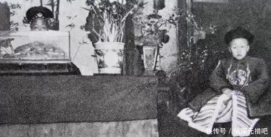 尽显|末代皇帝溥仪生活照：骑自行车摔跤，和泰戈尔合影尽显高贵！