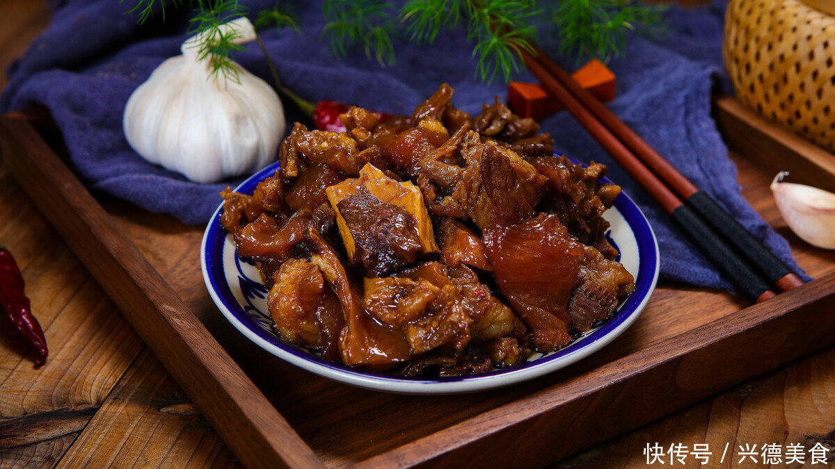 炖牛肉时,只需加入一勺红茶,炖出的牛肉软烂,鲜香软糯无腥味!