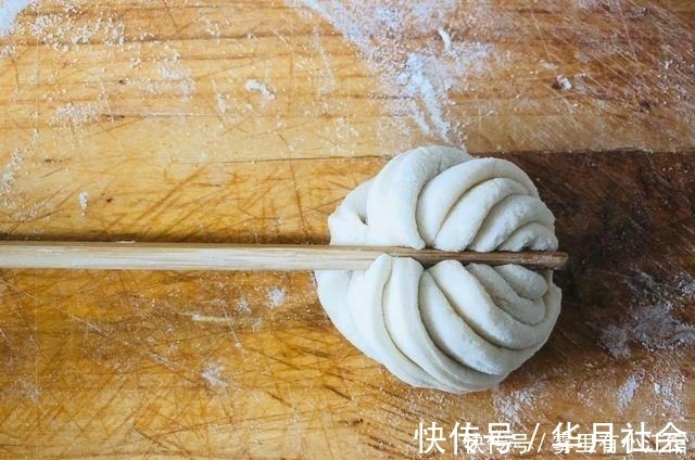 花卷这样做一点不费事，只需一根筷子轻松搞定好看形状，松软好吃