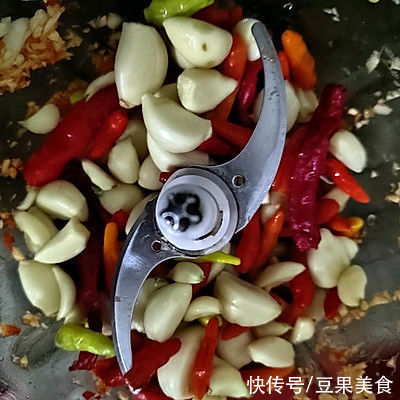 我家做自制蒜蓉辣椒酱?就用这个方法,解馋又营养