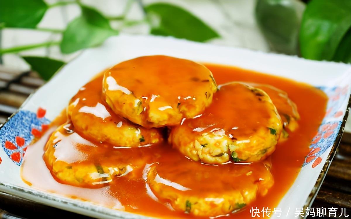 豆腐别总炖了,做成豆腐饼,酸甜软嫩,刚上桌分分钟就吃光了