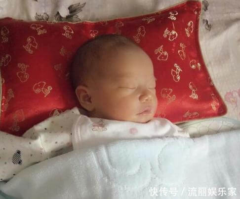 睡眠质量|宝宝多大时候才要用“枕头”很多父母用错，伤了孩子还不自知