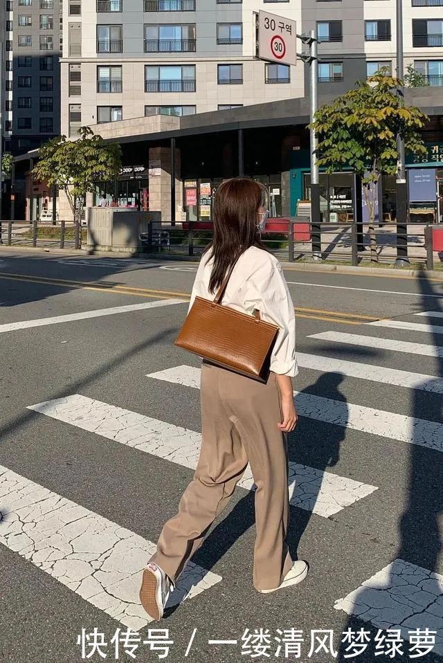 驼色烂大街了,今年冬天“奶茶色”火了,贵气又显白!