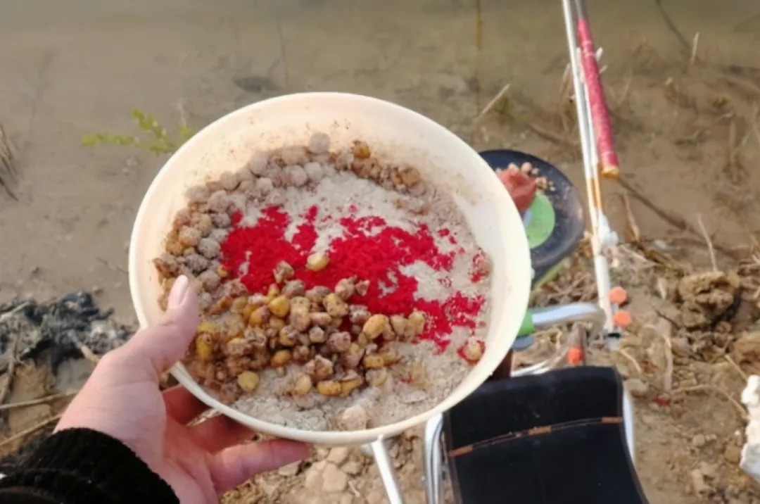 钓法|冬钓诱鱼不够快?那是你没按套路出牌,试试这几招,刚下钩就有口