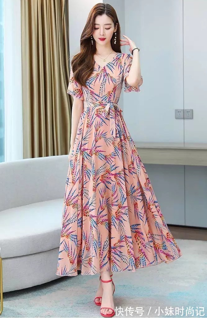 裙子|V领海边度假长裙子，高贵的典范