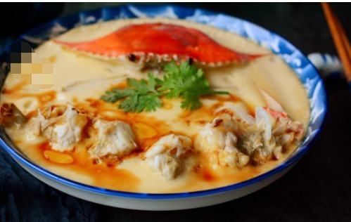  梭子蟹别再清蒸水煮了，加2个鸡蛋蒸蛋羹，汤鲜味美，别提多好吃