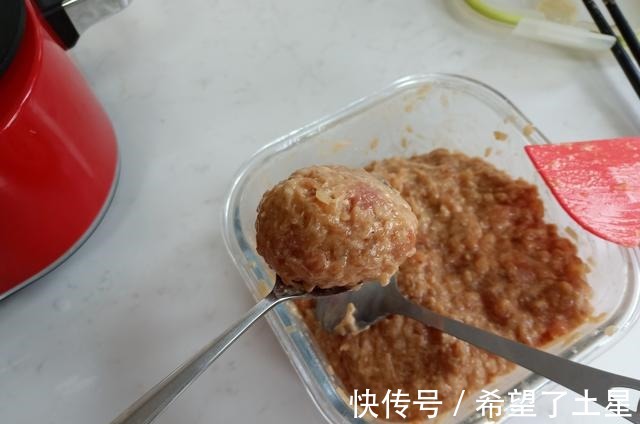 别再炸丸子了！教你新做法，不用油炸健康省油，比狮子头还香！