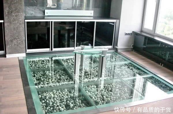 鹅卵石|朋友家的玻璃地板火了!装修剩点玻璃砸碎了填充进去,不敢上脚踩!