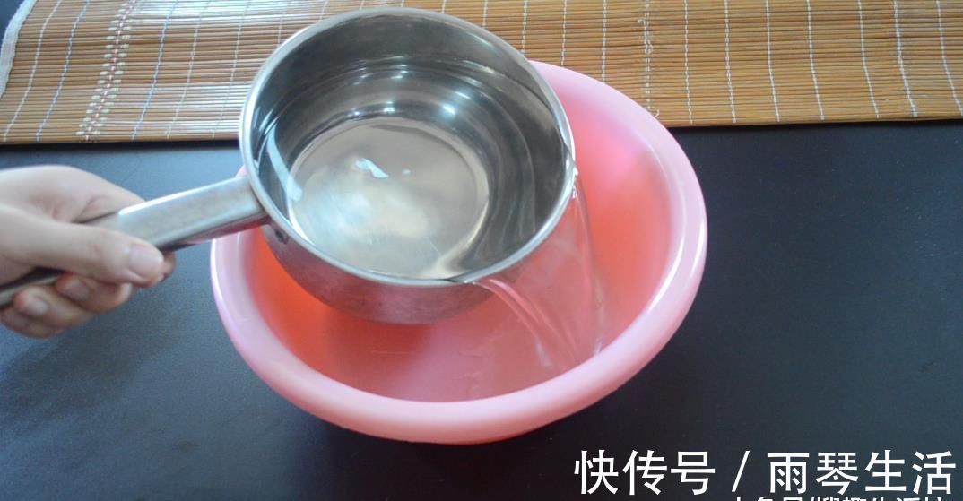 冲洗|凉席脏了别再用水冲洗了, 教你5分钟清洗凉席, 洗的干净还能除螨