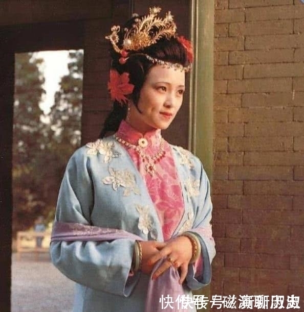 拐杖@秦可卿的葬礼上,贾珍因腿部受伤而拄着拐杖,是被谁打的?