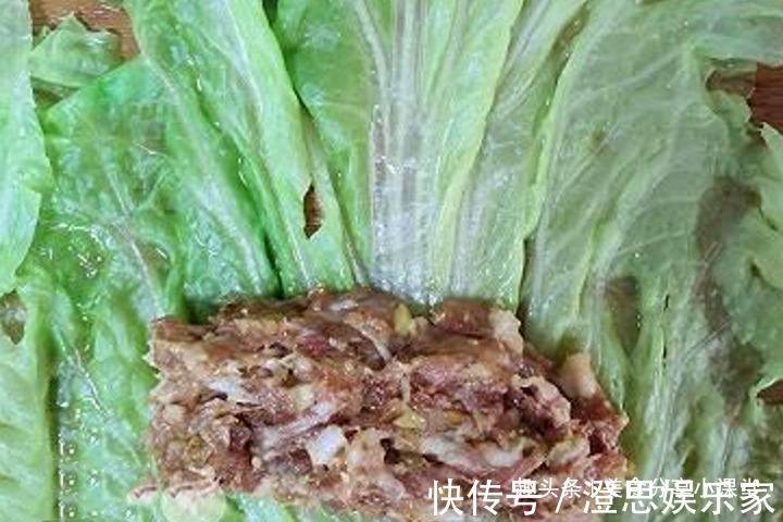 一棵白菜，一碗肉馅，卷一卷，蒸一蒸，鲜嫩又多汁，全家都爱吃