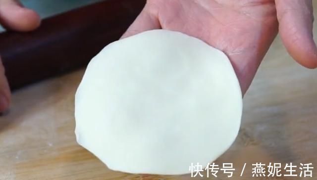 早餐别再做油条了,试试这样做,不用酵母、不用泡打粉,个个鼓泡