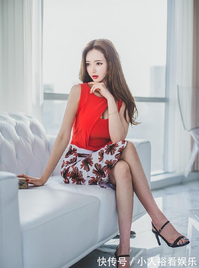 衣服|听说红色的衣服能带来好运，和半身裙搭配太合适了
