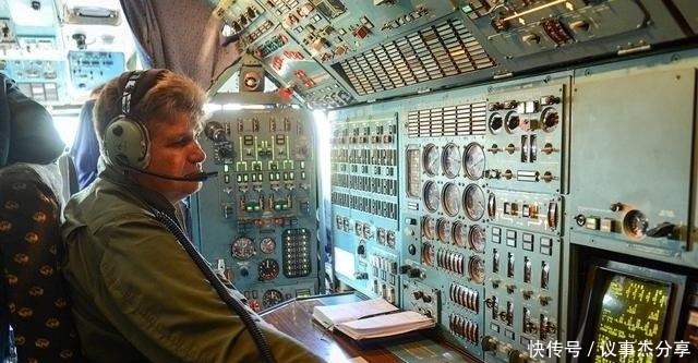 640吨运输机有趣细节 客舱没窗户 全是老旧仪表盘 还有2个小风扇
