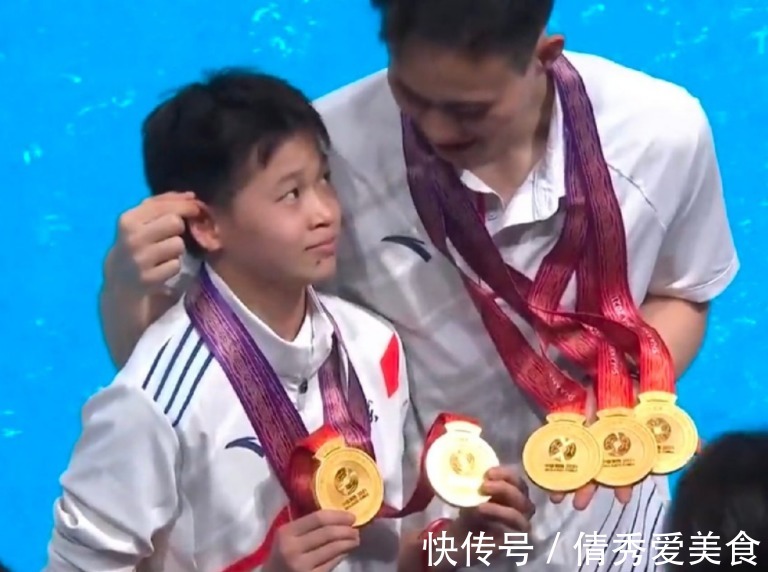 全红婵“大闹”颁奖典礼!连抱3奥运冠军,现场观众喊到撕心裂肺