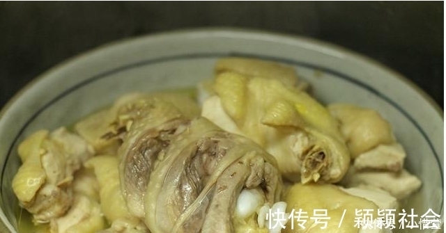 比白切鸡还好吃入味的清蒸鸡，不用一滴油，蘸上酱汁好吃不上火
