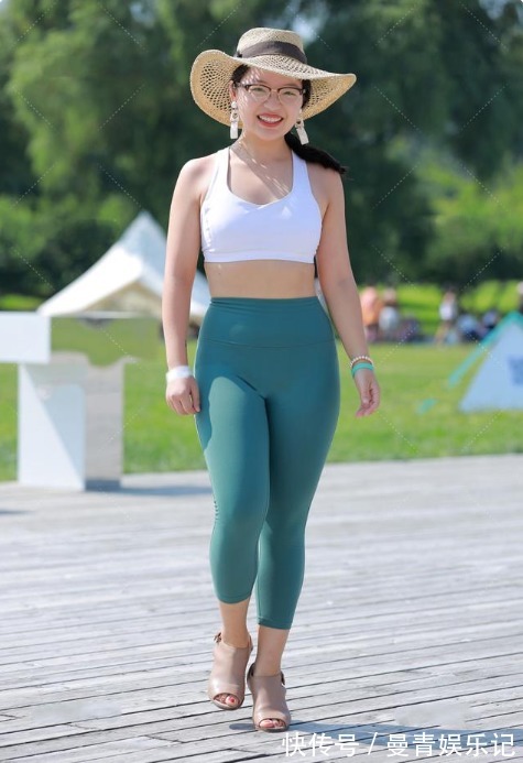 搭配 编织草帽搭配绿色瑜伽裤,清新又性感的度假风穿搭