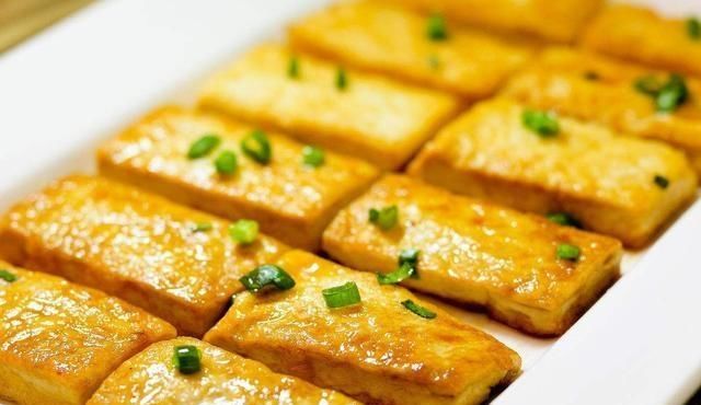 煎豆腐时，不要直接下锅煎，牢记这种做法，豆腐不碎，更酥脆可口