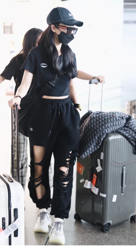 黑色|35岁的薇娅身材高挑纤瘦,穿黑T恤搭配黑色破洞工装裤,又飒又美