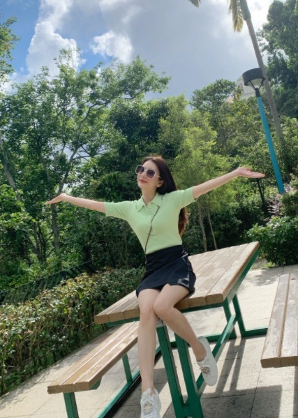 雪纺衫|方媛不愧是“天王嫂”,穿雪纺衫配黑色连衣裙甜美温柔,娇俏可爱