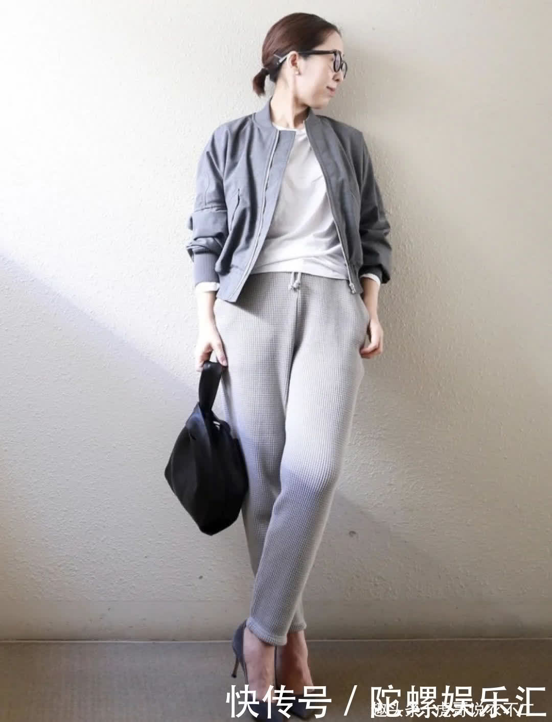 50岁女人穿衣简约最重要,基础款get高级感,这位日本博主做到了