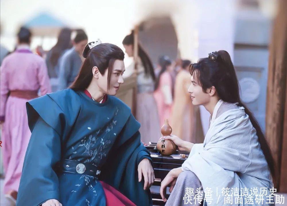 男主角 冷月的祖父是前节度使,家世好,她的衣着就相对性高端有层次感