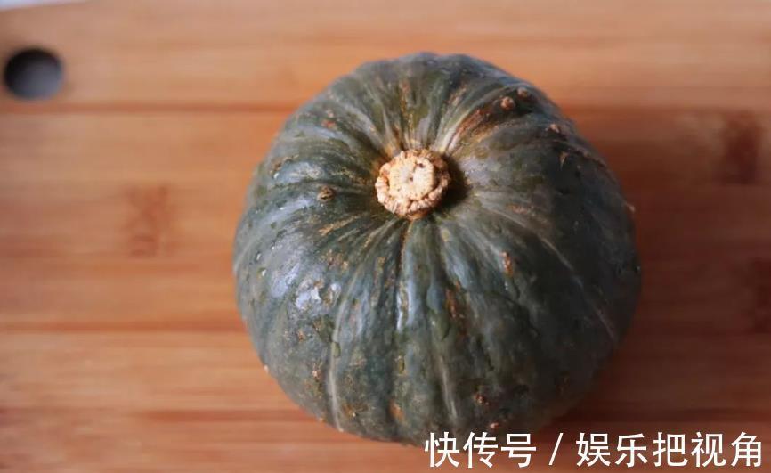 瓜皮|挑南瓜时，记住“4招”，南瓜又沙又甜，很多人都不知道