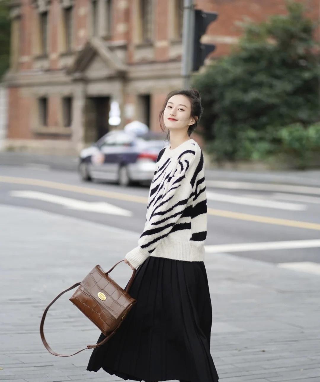 小姐姐 冬天降温了毛衣怎么穿？这几个搭配方法，让你秒变温柔小女人！