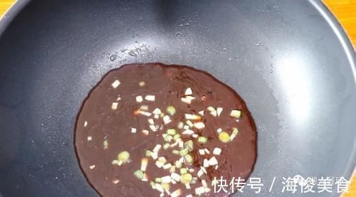 五花肉裹上淀粉糊，加一碗料汁炒，太下饭了，外皮想要更脆有窍门
