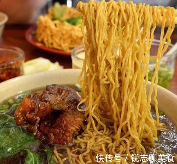 |爆笑段子:搭女同事的顺风车去办事,我坐在副驾驶