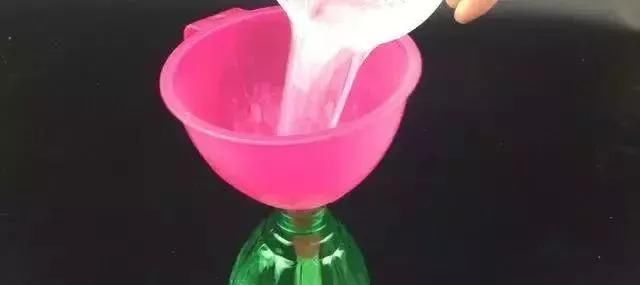 运动鞋千万别用清水洗，教您一招，鞋子干净不变形，省时又省力