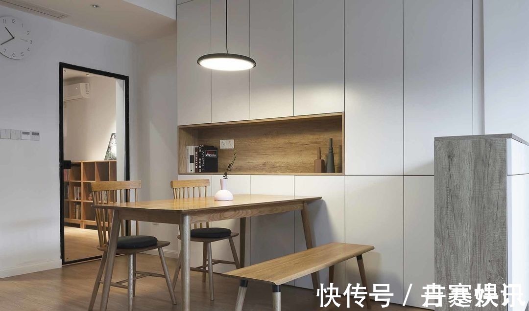 风格|她在沙发后面“掏洞”造窗,完工后发现太明智了,全屋温暖又自然