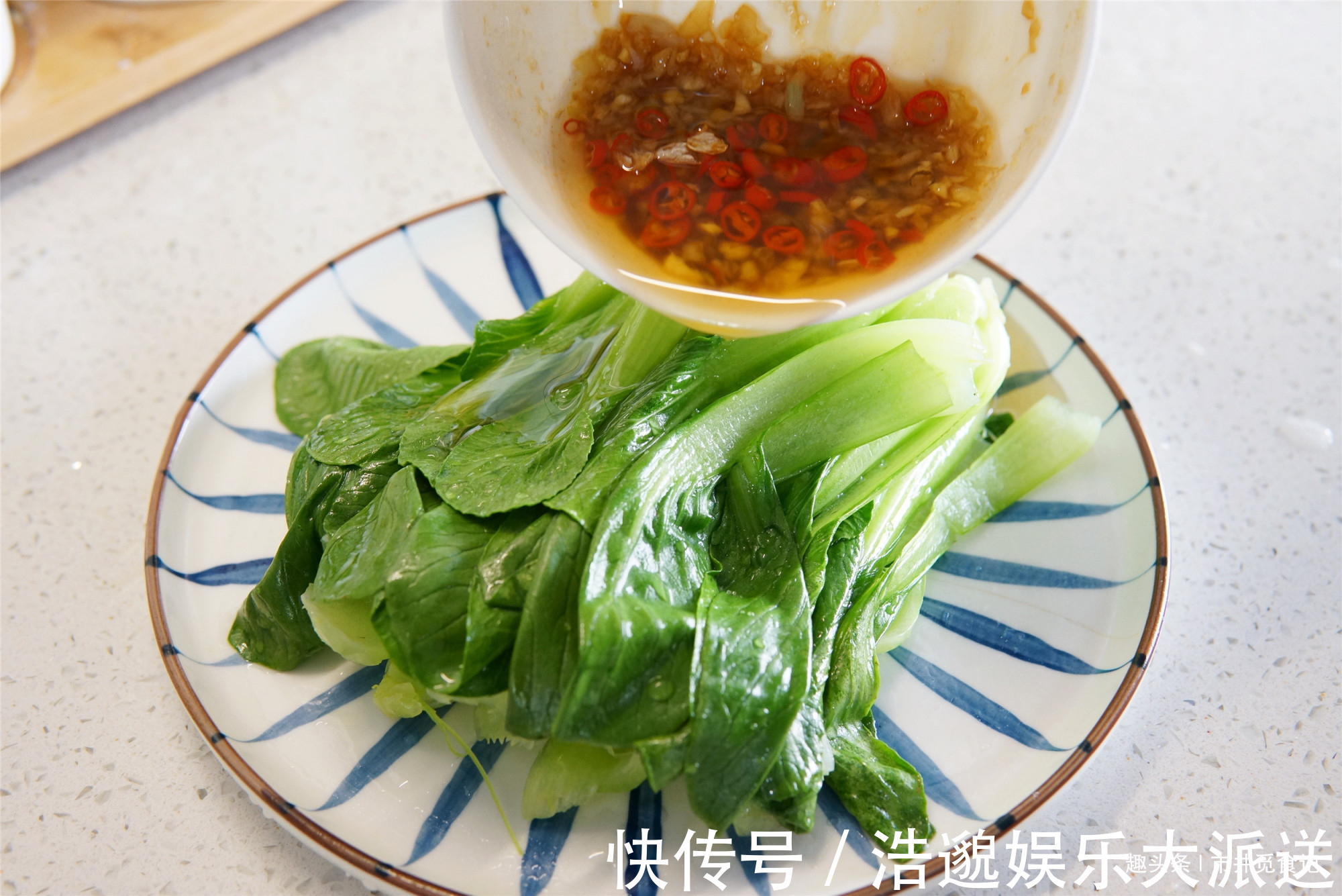 用清水洗青菜，相当于没洗，学会小妙招，农药污垢轻松泡掉