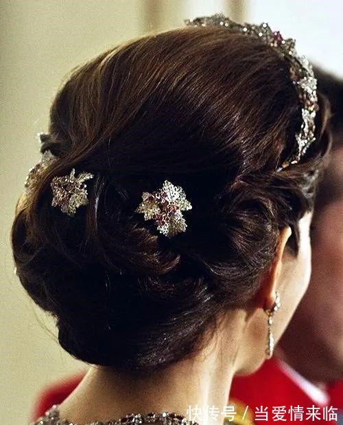 耳环 新年就是要红!王室红宝石珠宝看起来!