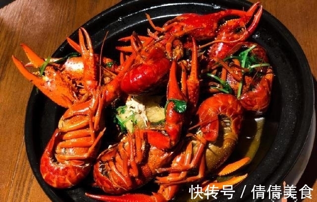 老公对家人从不小气,周末做一桌子饭菜,老婆女儿心满意足幸福!