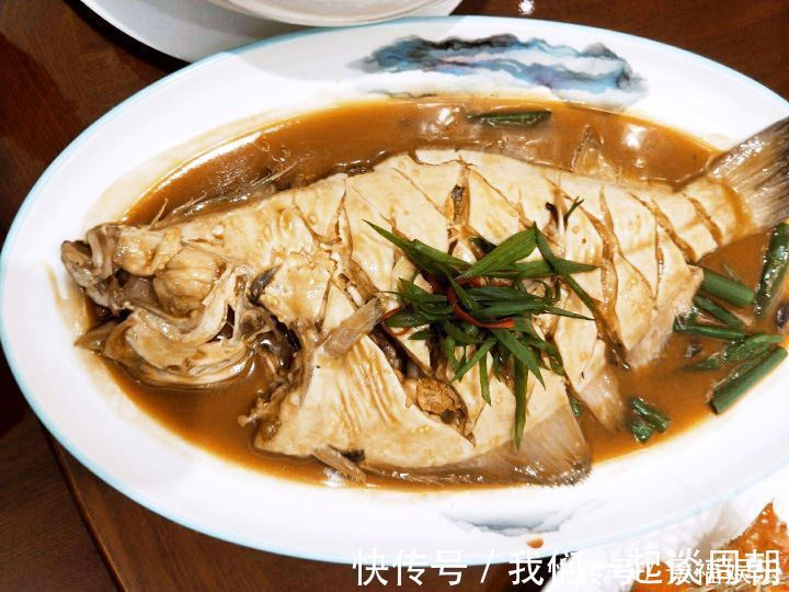 中午请老丈人一家吃饭，8个人花了1500元，老丈人太破费了